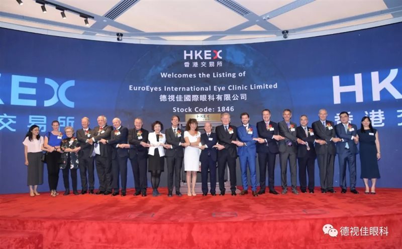 在首次公开募股中，德视佳EuroEyes发行了79,334,000股的发行股份。其中71,400,000股发行是针对专业投资者的国际私募发行，其余7,934,000股则是其在香港的公开发行。
